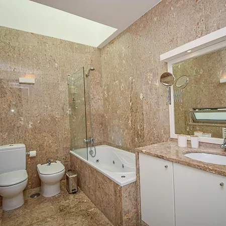 בית נופש Spacious With Swiming Pool And Terrace