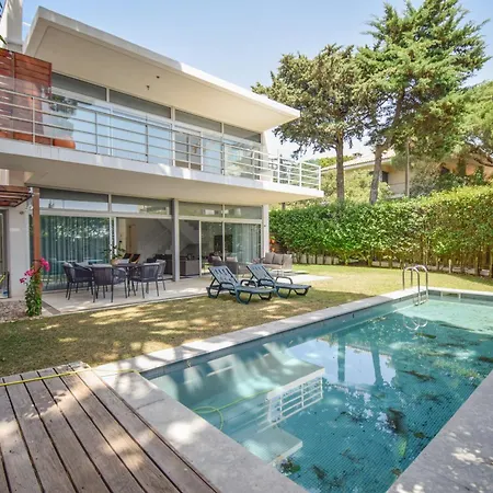 Spacious With Swiming Pool And Terrace