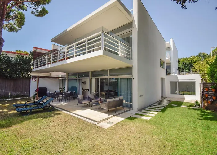 Spacious With Swiming Pool And Terrace