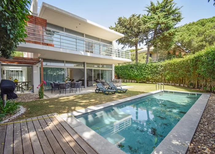 Spacious With Swiming Pool And Terrace